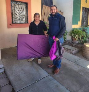 AYUNTAMIENTO DE QUIRIEGO HACE ENTREGA DE COBIJAS, COLCHONETAS Y DESPENSAS A PERSONAS QUE TRABAJAN FUERA