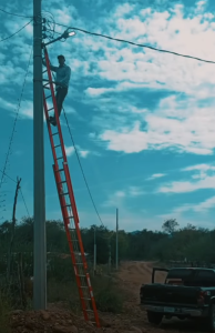 TRABAJOS DE ALUMBRADO PÚBLICO EN EL BARRIO LAS FLORES